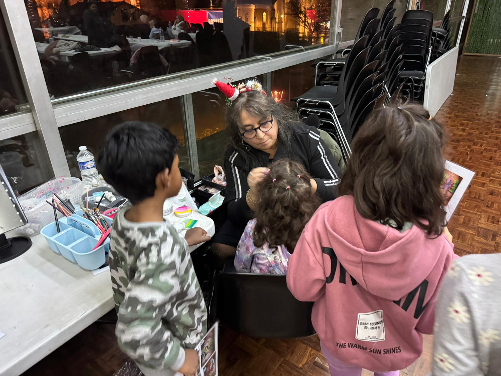 Jessy en train de maquiller des enfants